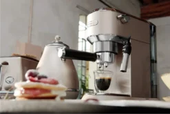 De'Longhi Delonghi Kaffeemaschine Dedica Metallics EC785.BG Pumpendruck 15 Bar, Eingebauter Milchaufschäumer, Manuell, 1300 W, Beige -Bosch Verkäufe 66c0e6372ccda500fe74d5d63a914cd8